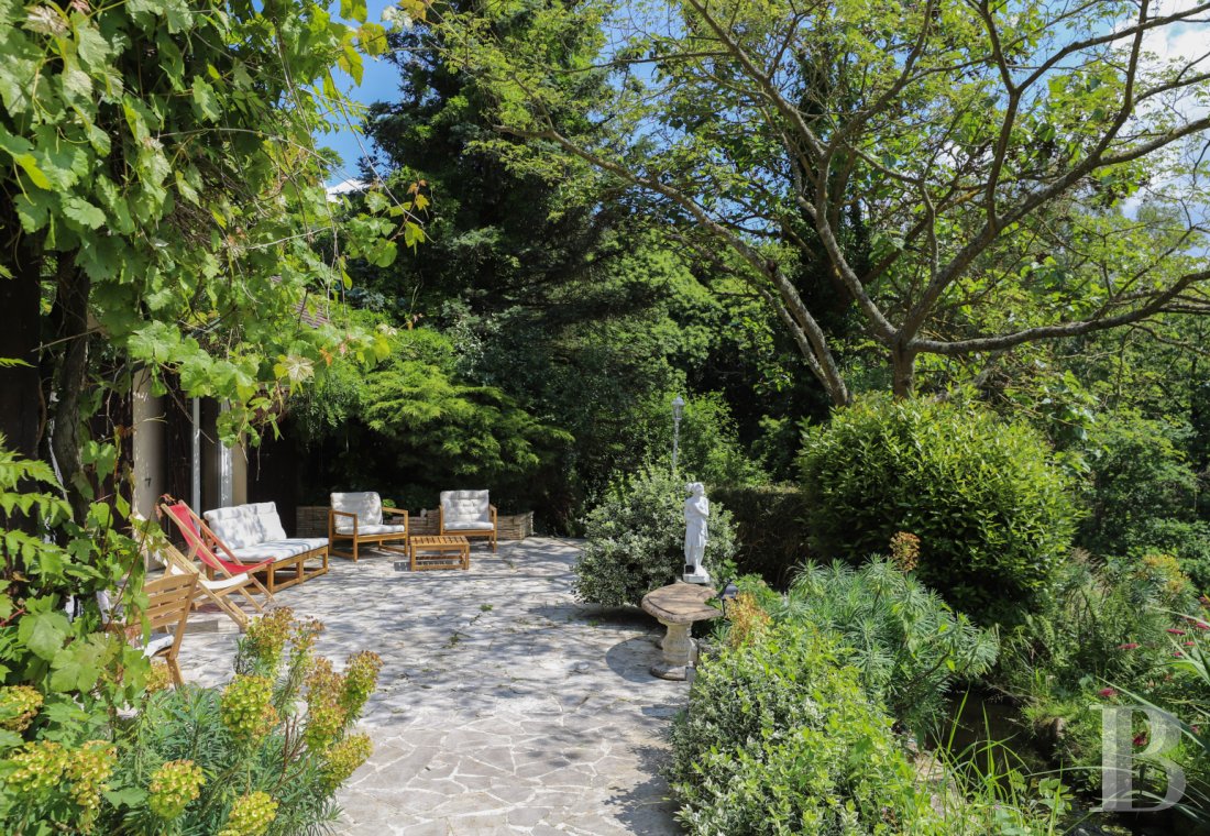 En Normandie, dans le parc régional des Boucles de la Seine, une villa de style anglo-normand - photo  n°5